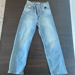 Size 26 Levi’s rib cage straight cropped jeans